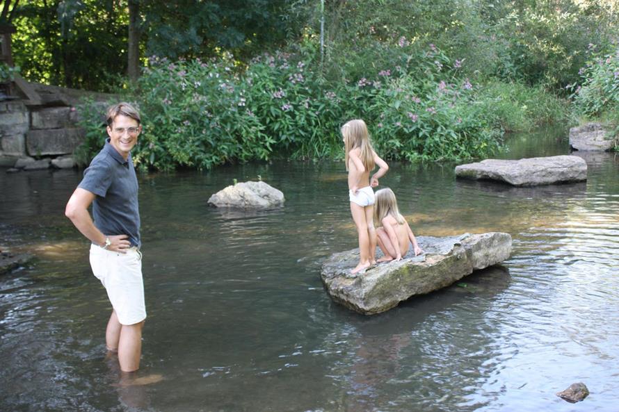 Die Streu ist nur wenige Meter von unserem Ferienhof entfernt und lädt zum planschen im Wasser ein.