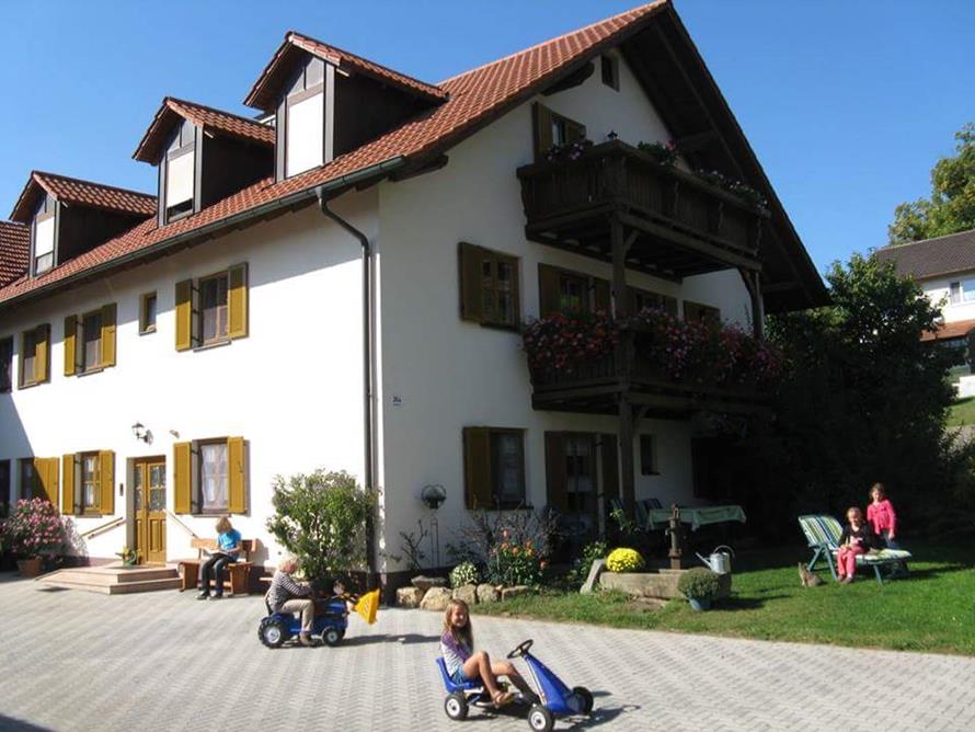 Bauernhofurlaub in der Rhön auf dem Ferienhof Seibert mit vielen Tieren, Freizeitmöglichkeiten und kindgerechter Ausstattung.
