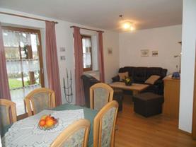 Unsere rollstuhlgerechte Vier-Sterne-Ferienwohnung mit Terrasse lädt zur Erholung ein.